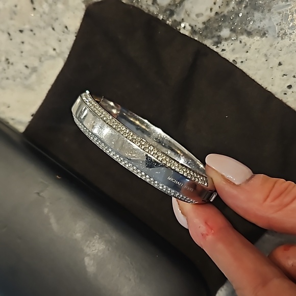 Michael Kors hinge/clasp silver/crystal bracelet - Picture 3 of 7